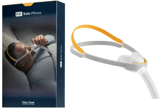 Fisher & Paykel Solo Nasenpolstermaske mit AutoFit-Kopfband und AirPillow-Nasenpolstern in der Produktansicht für die CPAP-Therapie.